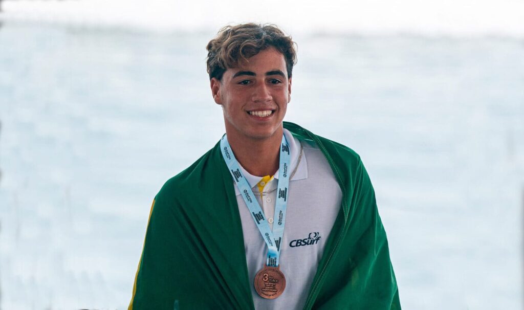 Atleta brasileiro durante o Mundial Júnior da ISA de 2024, em El Salvador